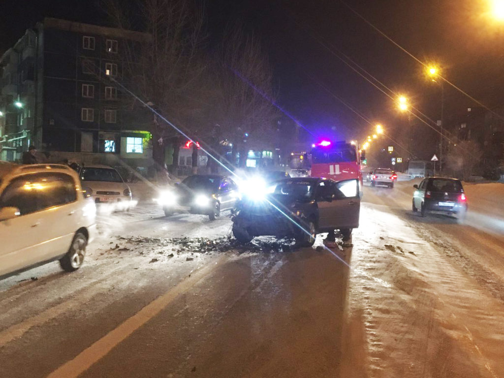 На проспекте Лапенкова из-за колеи произошло серьёзное ДТП | 14.01.2021 |  Ачинск - БезФормата