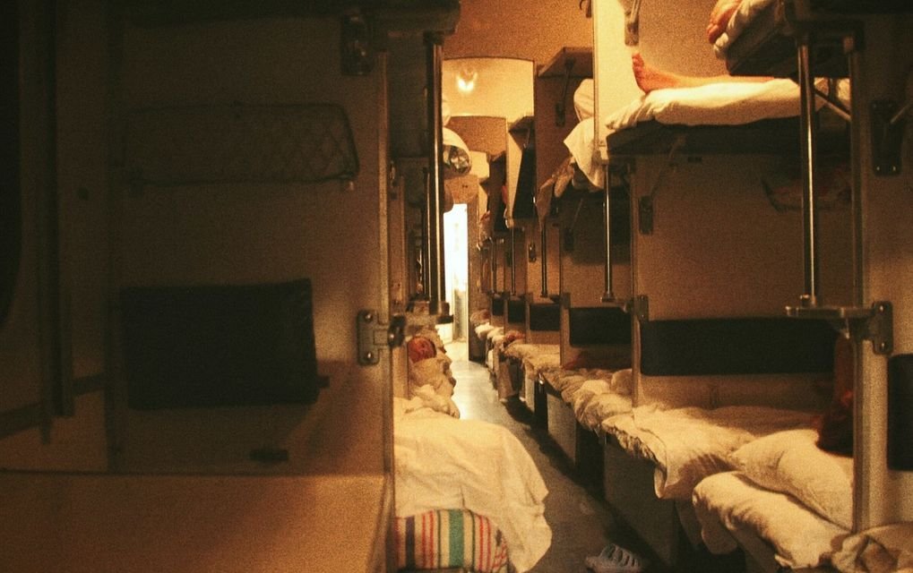 Девушки В Поезде Плацкарт Фото Внутри Вагона
