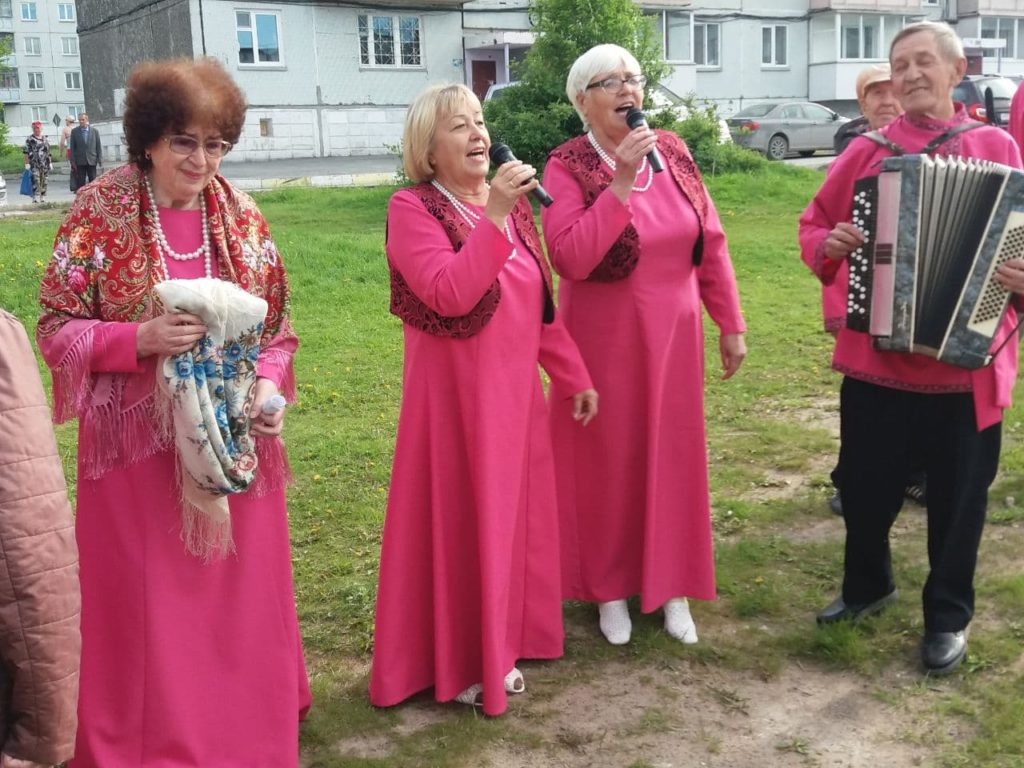 Жители ЮВР отметили День России прямо во дворе | 16.06.2021 | Ачинск -  БезФормата