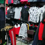 Полицейские выявили в Ачинске одежду известных брендов с признаками подделки