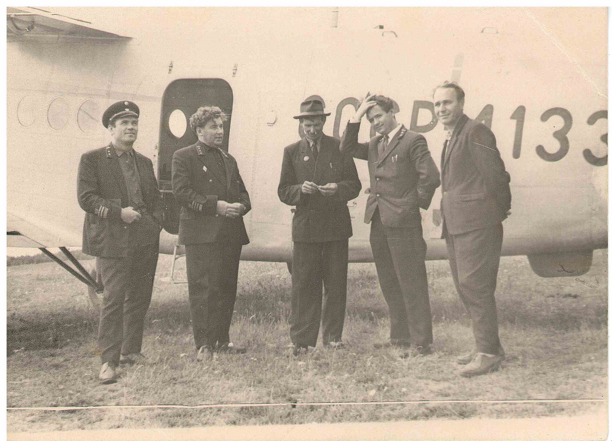 Семён Фатеев (в центре), самолет По-2