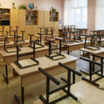В Ачинске уборщица засудила школу из-за упавшего ей на ногу стула