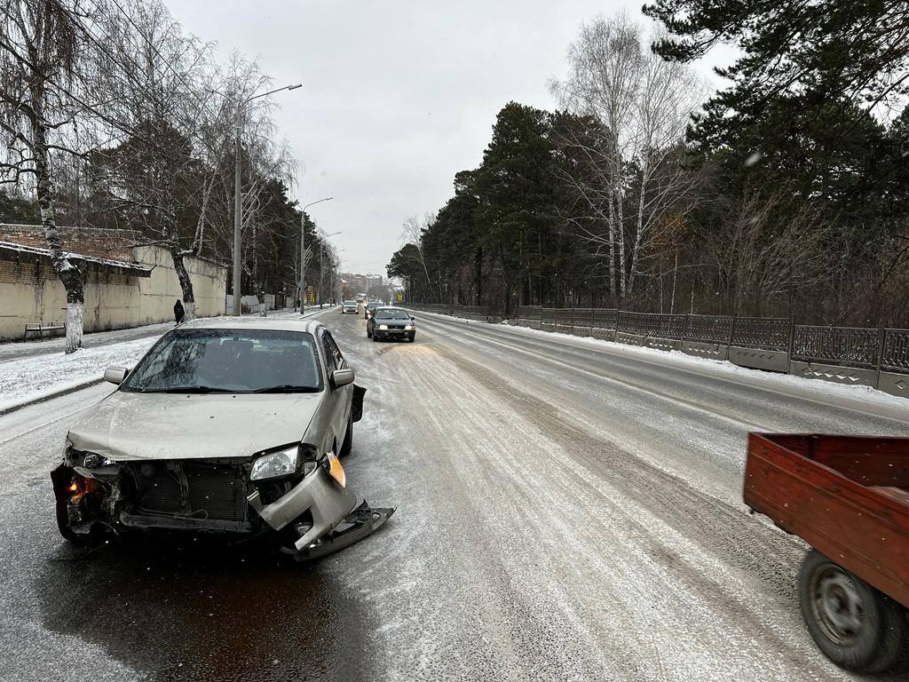 Ачинский водитель повредил ограждение парка «Железнодорожник» — Город 