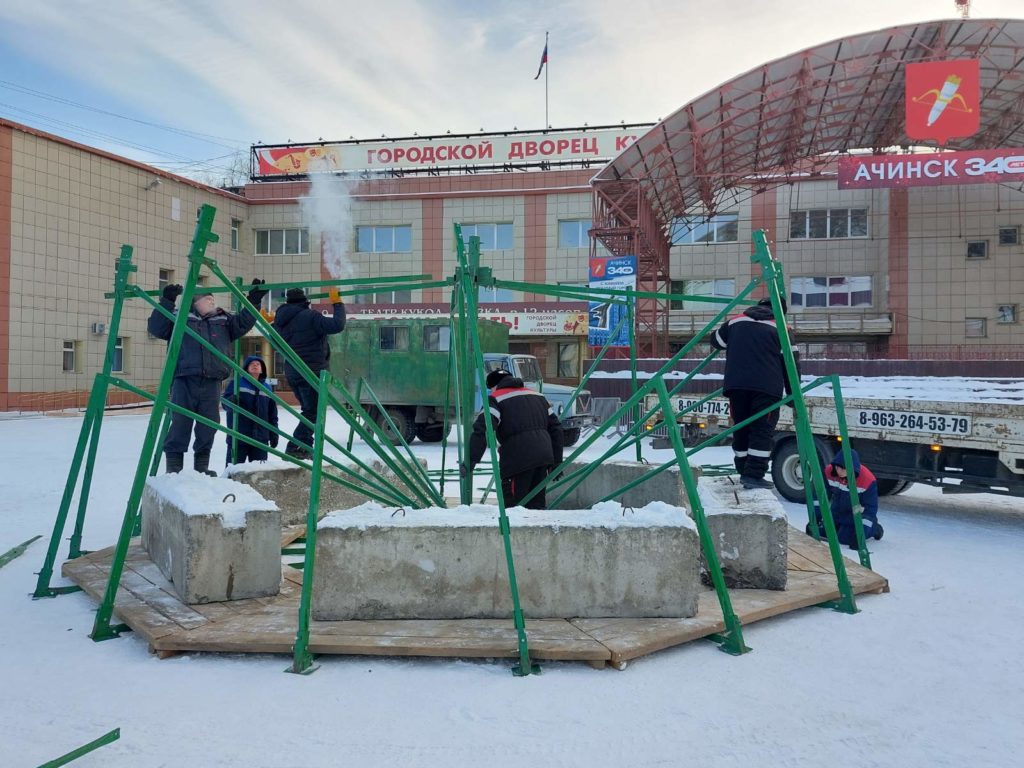 На площади ДК приступили к новогоднему оформлению | 05.12.2023 | Ачинск -  БезФормата