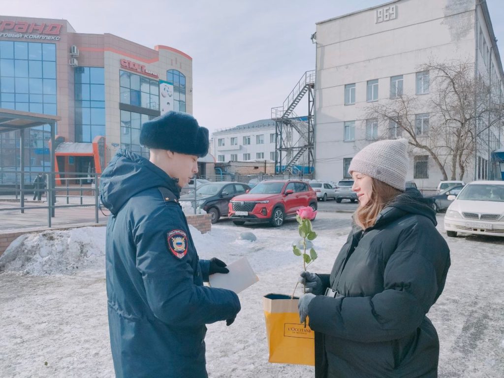 Участковые полиции поздравили ачинок на своих административных участках —  Город 