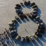 Автолюбители из сообщества «АвтоДвиж» поздравили ачинок с 8 Марта