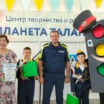 Госавтоинспекторы Ачинска наградили активных ЮИДовцев