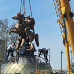 В Ачинске напротив администрации установили скульптуру Георгия Победоносца