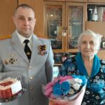 Замначальника МО МВД России «Ачинский» Сергей Терехов поздравил с 80-летием Великой Победы труженика тыла и узника фашистских концлагерей