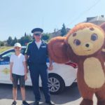 В День рождения Ачинска госавтоинспекторы дарили подарки юным участникам дорожного движения