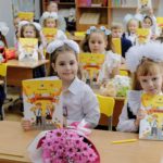 В День знаний все первоклассники Ачинского округа получили подарок от Ачинского НПЗ