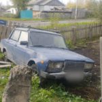 15-летний ачинец угнал у матери машину и протаранил чужой забор