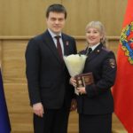 Сотрудница ачинской полиции получила награду за спасение тяжело больного человека