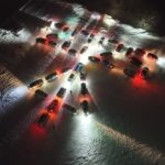 В преддверии Нового 2026 года ачинские автолюбители создали из своих автомобилей открытку