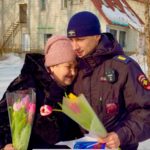 Полицейские патрульно-постовой службы поздравили ачинок с весенним праздником