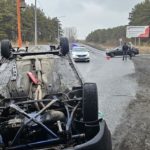 В Ачинске под «трубой» перевернулась легковушка