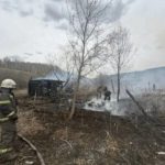 В Ачинске пенсионер во время уборки садового участка спалил чужую постройку