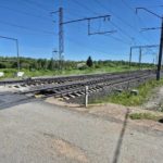 В Ачинском округе ребёнка травмировал поезд, когда он попытался пересечь железнодорожный переезд на велосипеде