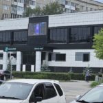 Администрации округа не удалось заставить «Академию» демонтировать экран