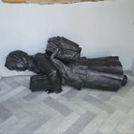 Скульптура девушки-почтальона нашлась в магазине дверей