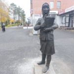 Скульптуру девушки-почтальона отремонтировали и вернули на место