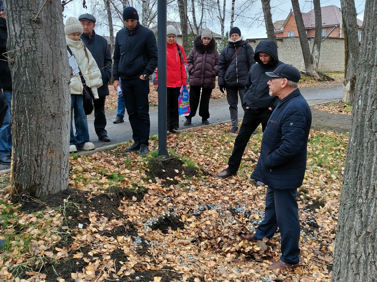 Труба под тротуаром настолько мала, что её даже не видно. Как итог - вряд ли она справится со своей функцией в тёплое время года